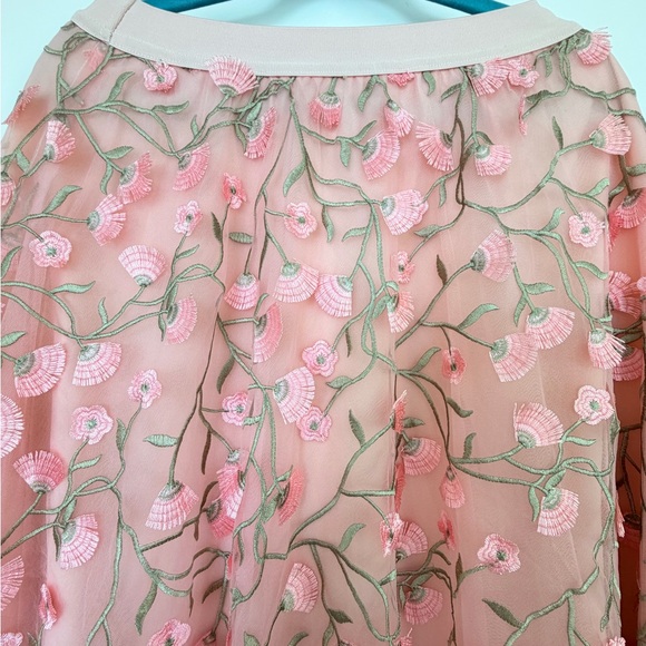 🌸 Stunning Embroidered Floral Tulle Skirt 🌸 - Picture 3 of 4